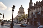 Все больше туристов едет на Кубу, чтобы увидеть ее пляжи и памятники. // GettyImages