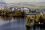 Отель расположен на живописном берегу озера. // wikimedia.org