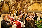 Зал ресторана расположен в искусственной сталактитовой пещере. // tritonrestaurant.com