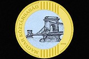 На обратной стороне монеты изображен Будапештский цепной мост. // caboodle.hu