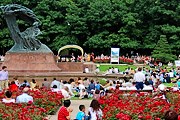 Концерты проходят у памятника Шопену. // wordpress.com