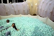 Бассейн с пластиковыми шариками нацеливает туристов на игру. // AP Photo/Mary Altaffer 