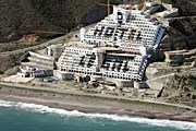 Строительство отеля разрушает пляж El Algarrobico. // elpais.com