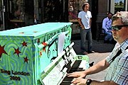 На фортепиано может сыграть любой желающий. // streetpianos.com