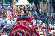 Праздник привлекает тысячи верующих и туристов. // Туристический офис Шри-Ланки