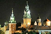 Наиболее ярко освещены Королевский замок и Кафедральный собор. // polskalokalna.pl