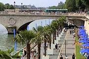 Парижские пляжи будут работать до конца августа. // aly-abbara.com