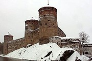 Крепость Олавинлинна привлекает в город множество туристов. // silver-ring.ru