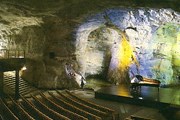 В музее есть концертный зал, также расположенный в пещере. // retretti.fi