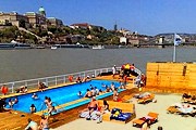 Будапешт приглашает на плавучий пляж. // prian.ru