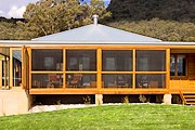 Архитектура вилл курорта напоминает традиционные австралийские фермерские дома. // maslov-pr.com