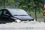 Вода затопила дома и дороги. // РИА "Новости"/REUTERS/Heinz-Peter Bader
