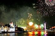 Гости Будапешта смогут увидеть красочный фейерверк. // flickr.com