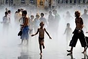 Горожане и туристы могут охладиться в фонтанах. // AFP / Pierre Andrieu