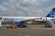 Самолет авиакомпании "Авианова" в аэропорту Сочи после первого рейса // Travel.ru