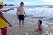 Спасатель просит туристов покинуть воду. // phuketwan.com