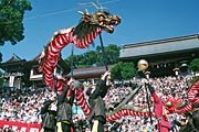 Красочные фестивали привлекают множество туристов. // at-nagasaki.jp
