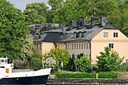 Отель Skeppsholmen расположен на острове. // Max Plunger