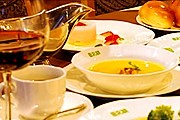 Гости смогут попробовать не только вина, но и блюда, приготовленные лучшими шеф-поварами. // ischia-hotel.jp