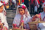 Болгарские фестивали знакомят туристов с местными обычаями. // bulgaria-trips.info