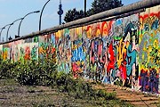 Туристы по-прежнему приходят к Берлинской стене. // novaonline.nvcc.edu