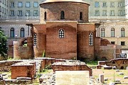 Ротонда Святого Георгия и руины резиденции императора Константина I Великого. // wikipedia.org