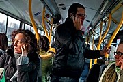 За разговоры по мобильнику из автобуса могут высадить. // Fotorzepa / Radek Pasterski