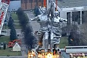 Скульптура установлена на постамент. // РИА "Новости"