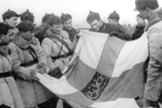 Группа красноармейцев с захваченным флагом Финляндии. // Wikipedia