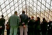 У входа в Лувр митингуют его сотрудники. // Первый канал