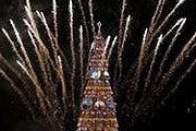 По субботам к обычной иллюминации праздничного дерева добавляются фейерверки. // Reuters