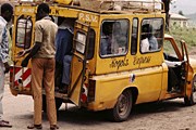 Разваливающиеся, неисправные транспортные средства колесят по дорогам Кении. // Christopher Pillitz