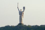 С почти стометровой высоты открывается захватывающий вид на Киев. // Travel.ru
