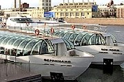 В настоящее время по Москве-реке курсируют две яхты. // РИА "Новости