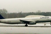 Самолет авиакомпании Lufthansa в аэропорту Берлина // Travel.ru