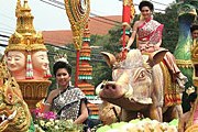 Сонгкран привлекает туристов, а действия политической оппозиции – отпугивают. // thaifestivalblogs.com