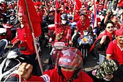 "Оппозиционеры-краснорубашечники" на улицах Бангкока. // Reuters