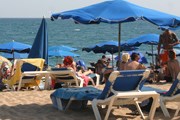 Пляжный инвентарь может занимать не более половины территории пляжа. // Travel.ru