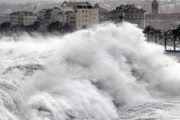 Огромные волны обрушились на французское побережье. // AFP