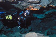 Посещение подводной пещеры требует специальной подготовки. // Дмитрий Челноков