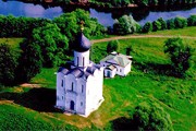 Храм Покрова-на-Нерли ежегодно посещает свыше миллиона туристов. // vladimir-city.ru