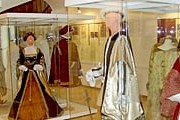 На выставке представлены костюмы разных эпох. // muzeum-zlin.cz