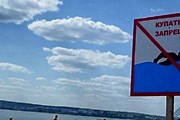 На некоторых пляжах Крыма нельзя купаться. // izvestiaur.ru