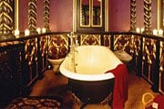 Ванная в эдинбургском отеле Witchery by the Castle // independent.co.uk