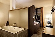 В дизайне отеля сочетаются классическая элегантность и современные технологии. // the-weinmeister.com