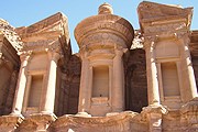 Петра - выдающийся памятник Иордании. // Travel.ru