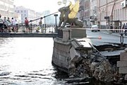 Обрушилась часть набережной в центре города. // Фонтанка.ru