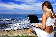 На итальянских пляжах предлагают ноутбуки напрокат. // freshnewlife.com