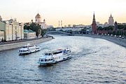 По Москве-реке курсируют катера. // Travel.ru.
