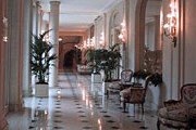 Холл парижского отеля Le Bristol // simonandbaker.com